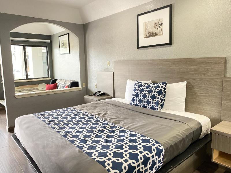 Island Suites Hobby Airport - image 25