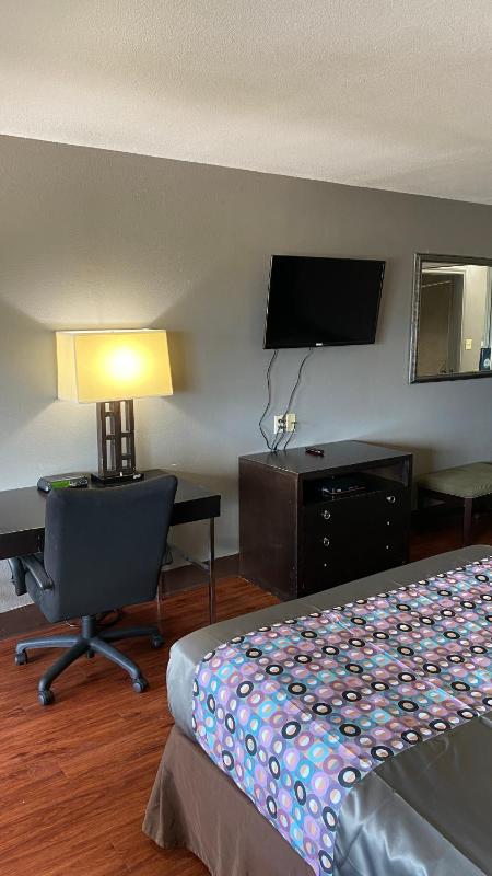 Queen Room with Two Queen Beds - Non-Smoking image 2