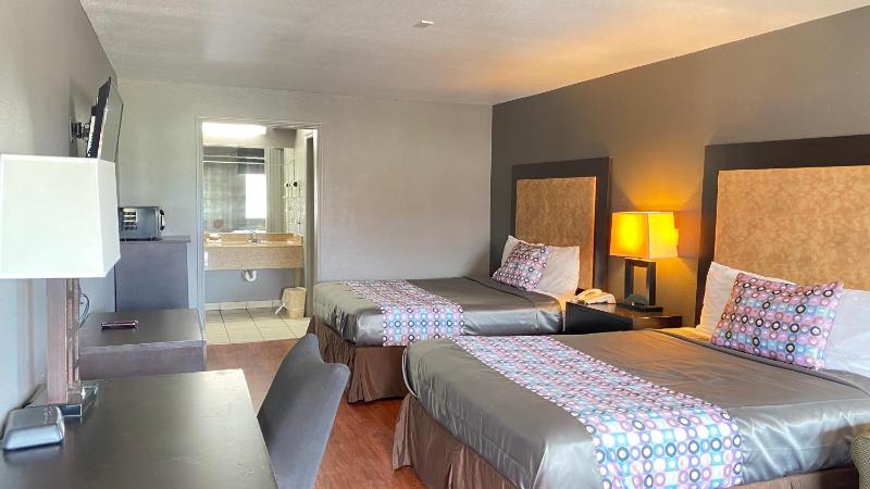Queen Room with Two Queen Beds - Non-Smoking image 3