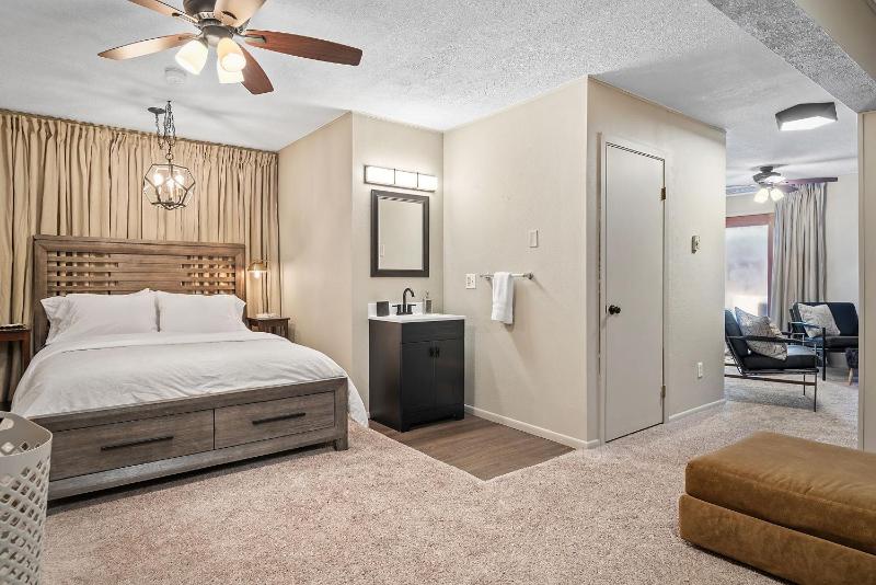 Deluxe Queen Suite image 1