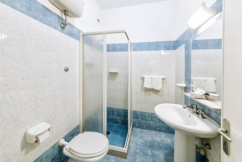 Standard Triple Room image 2