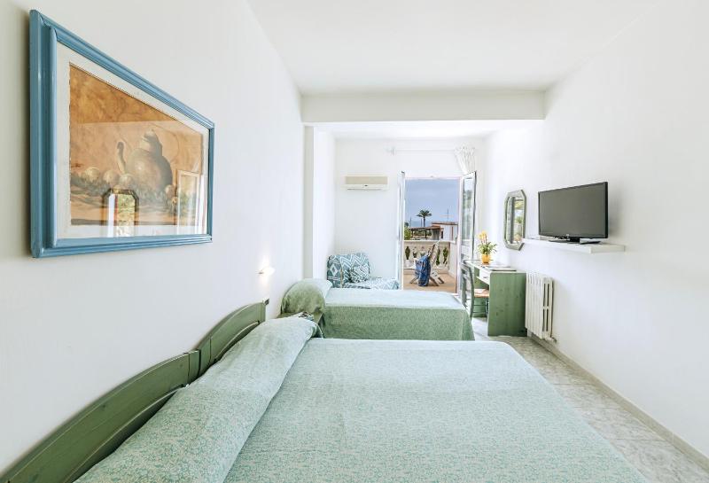 Triple Room with Sea View image 3