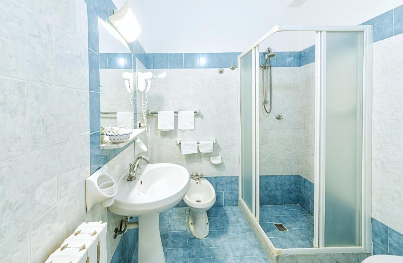 Triple Room with Sea View image 2