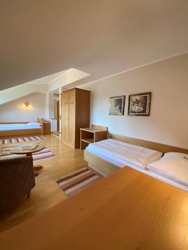 Standard Twin Room image 3