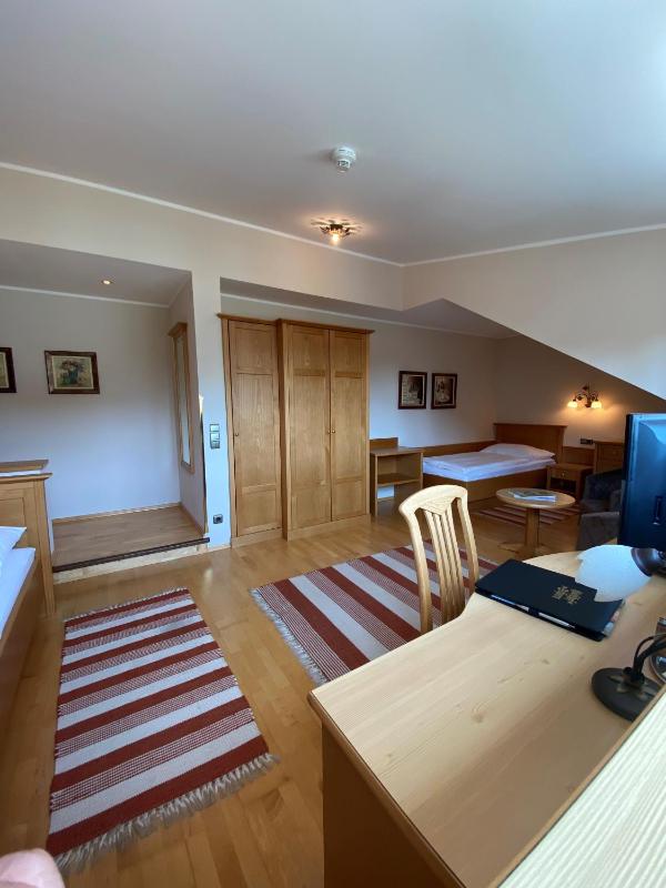 Standard Twin Room image 4