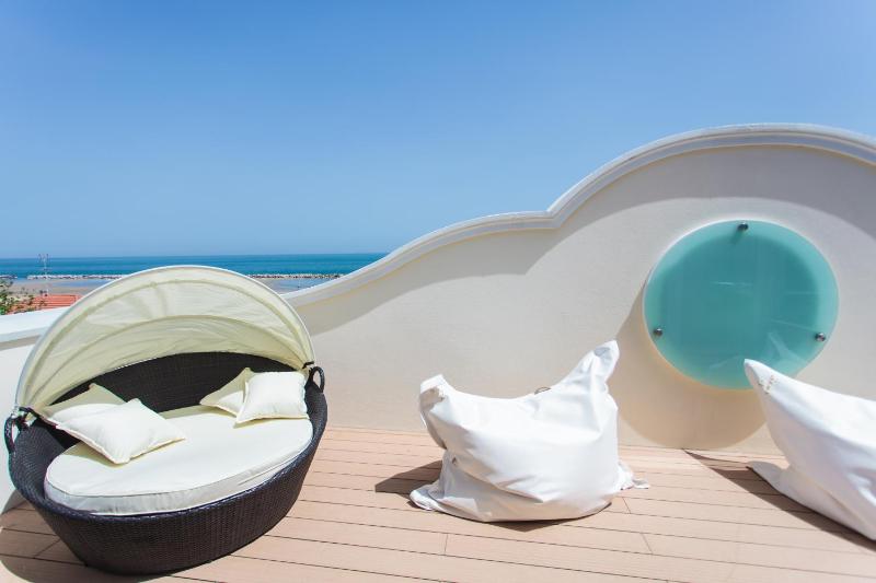 Queen Suite with Sea View and Hot Tub image 4