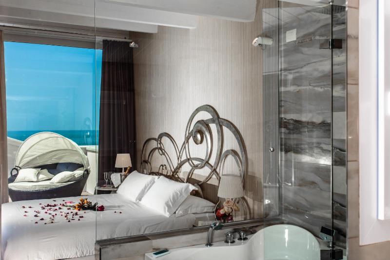 Queen Suite with Sea View and Hot Tub image 2