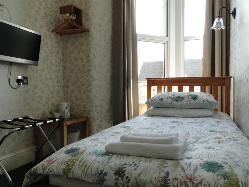 Single Room with Bathroom image 1