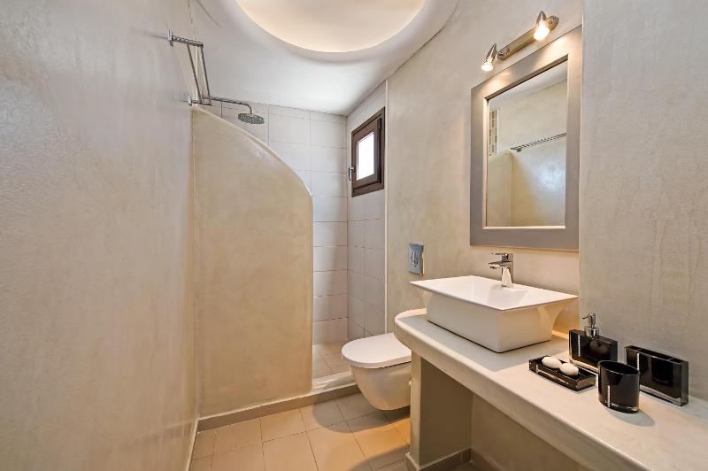One-Bedroom Apartment (2-4 Adults)  image 2