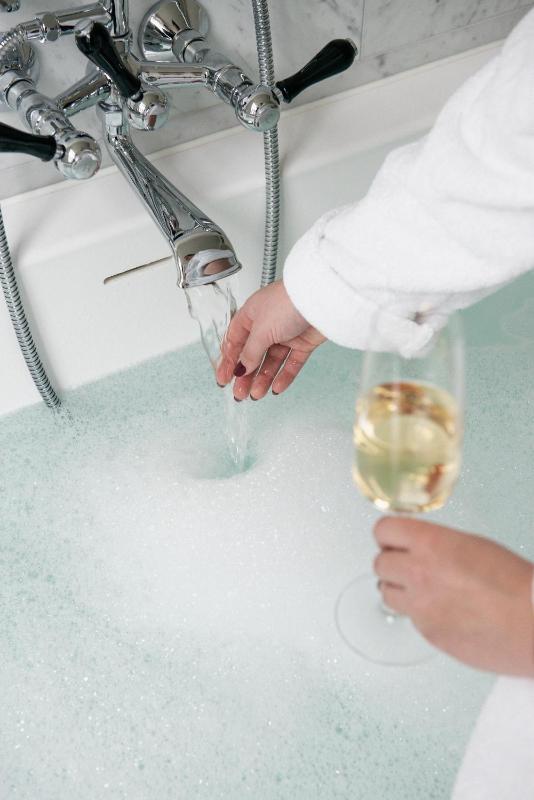 Deluxe Double Room with Bath image 3