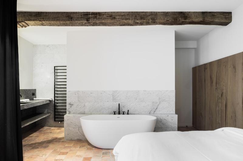 Deluxe Double Room with Bath image 2