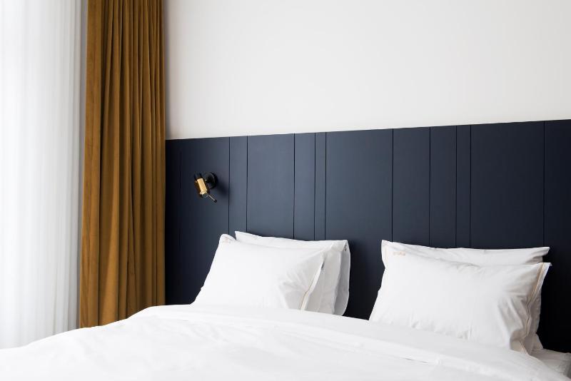 Superior King Room image 3