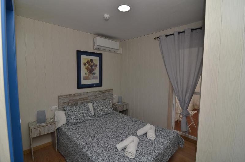 Small Double Room image 4