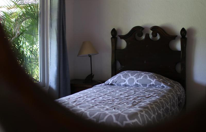 Queen Room with Queen Bed and Single Bed image 1