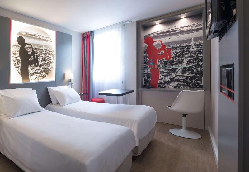 Standard Twin Room image 1