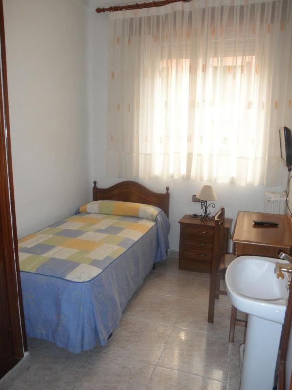 Single Room with Shared Bathroom image 3