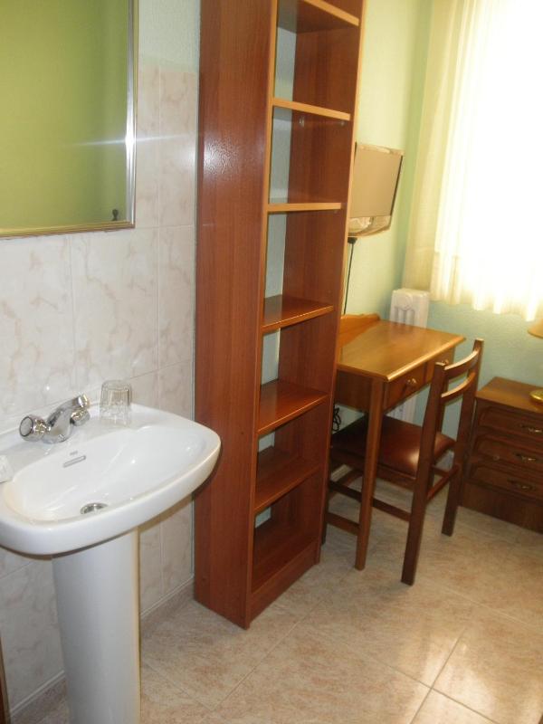 Single Room with Shared Bathroom image 2