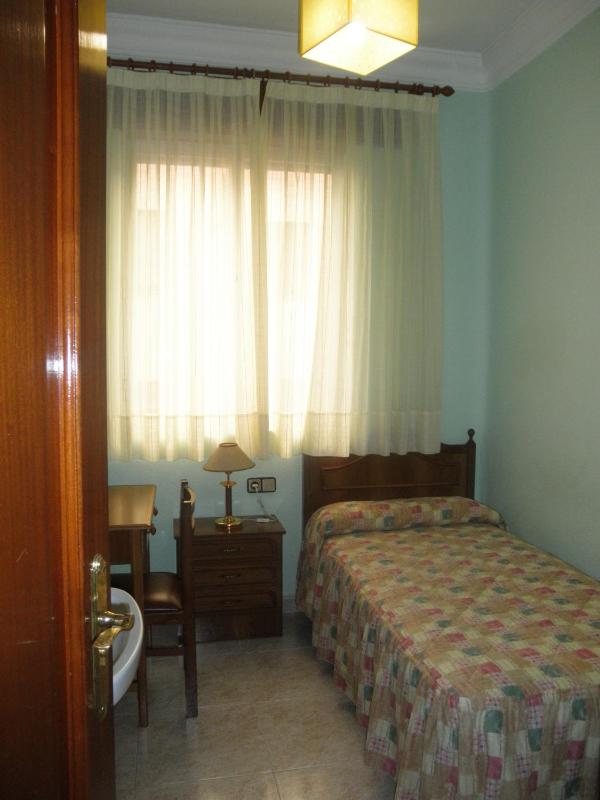 Single Room with Shared Bathroom image 4