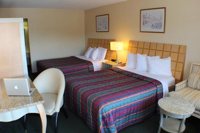Queen Room with Two Queen Beds - Non-Smoking image 2