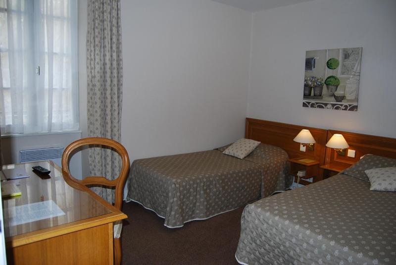 Twin Room image 3