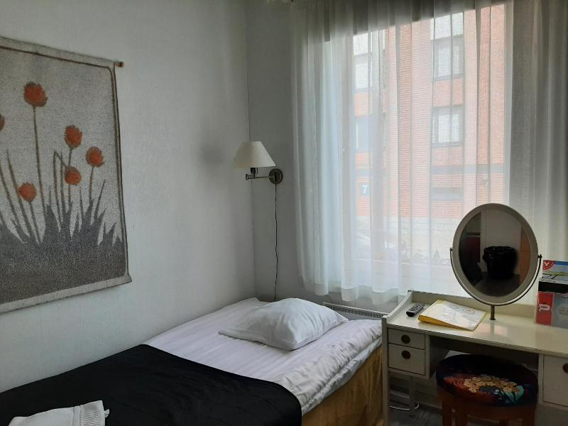 Single Room with Shared Bathroom image 1