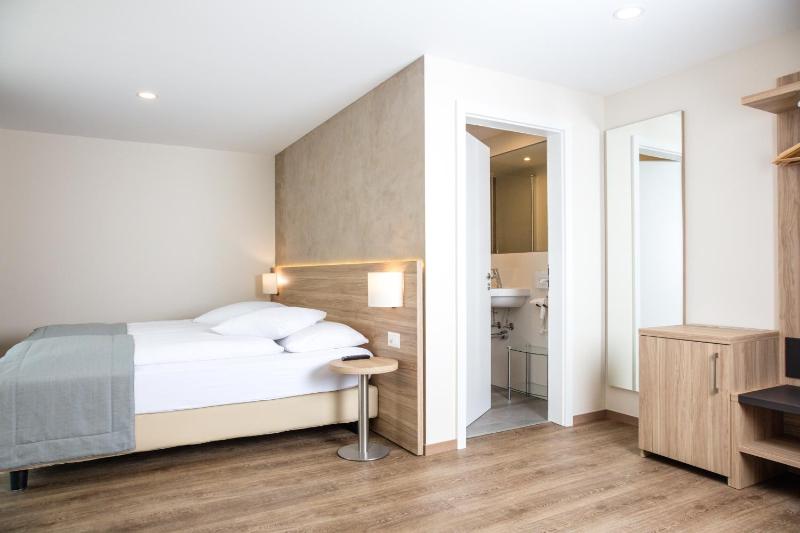 Superior Twin Room image 2