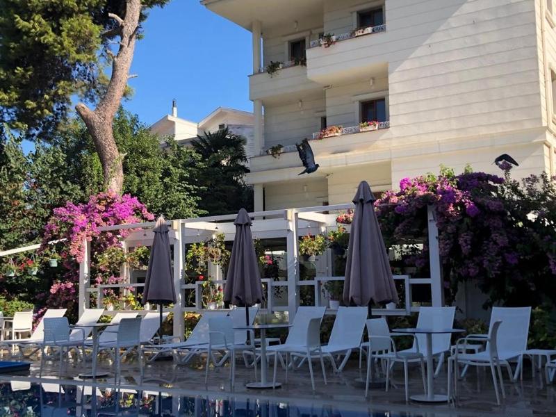 Deluxe Double Room with Balcony image 4