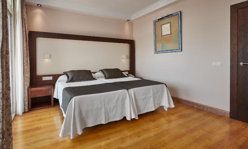 Select Double Room with Sea View image 2