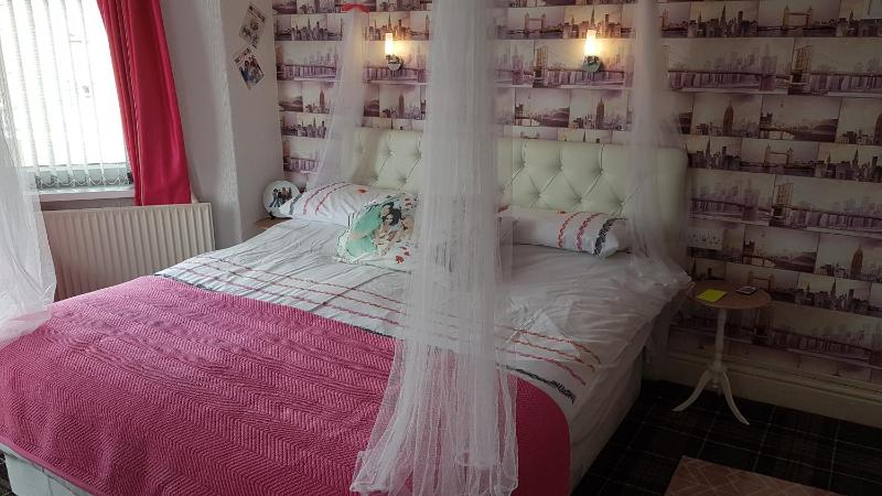 Superior King Room image 3