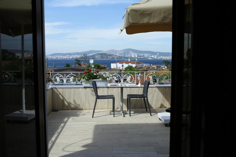 Deluxe Double Room with Sea View image 3
