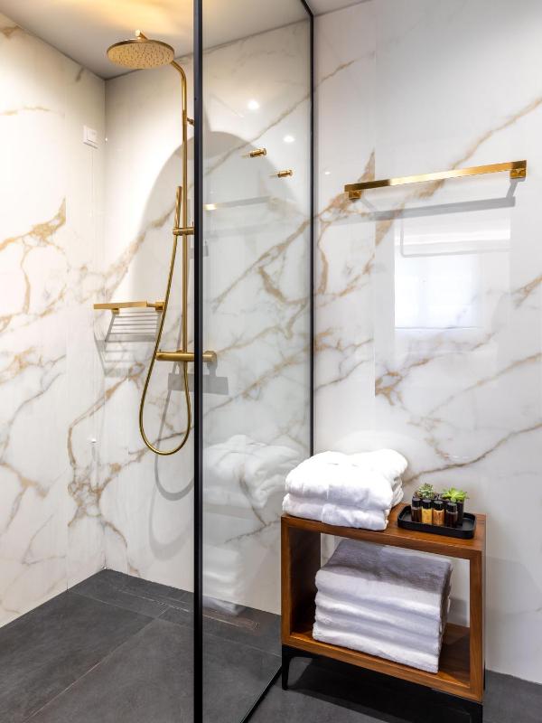 Double or Twin Room image 4