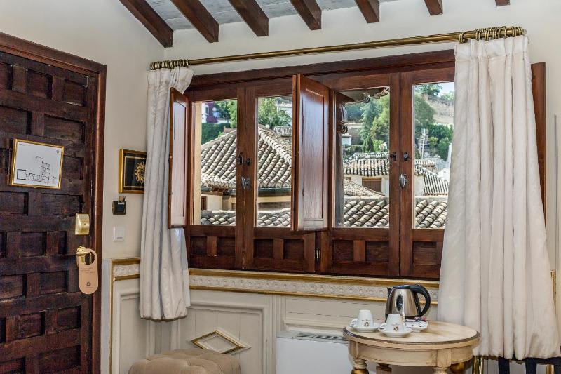 Deluxe Room with Alhambra Views image 4