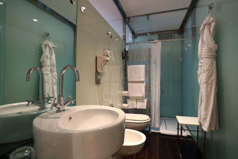 Junior Suite with Canal View image 3