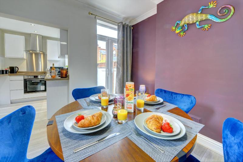 Knighton 2-Bedroom Cottage - Free Parking Contractor friendly - image 11