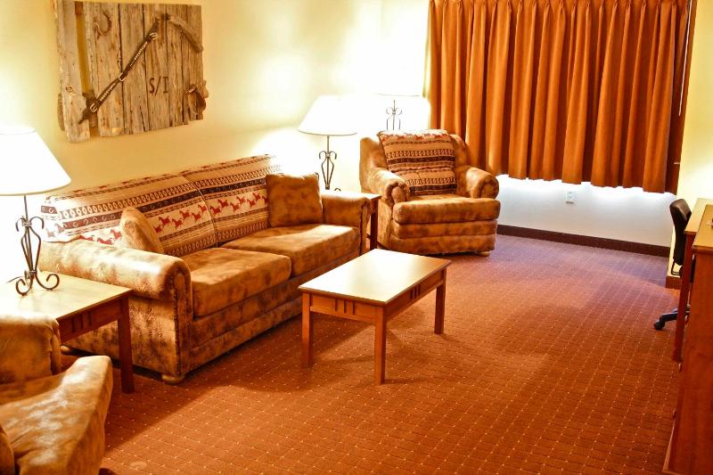 Deluxe Two Bedroom Suite image 4