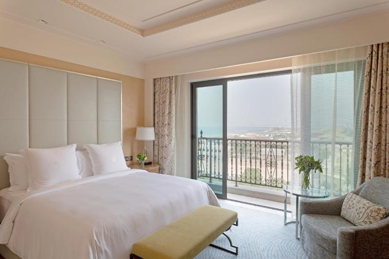 Four Seasons Junior Suite King Bed image 1