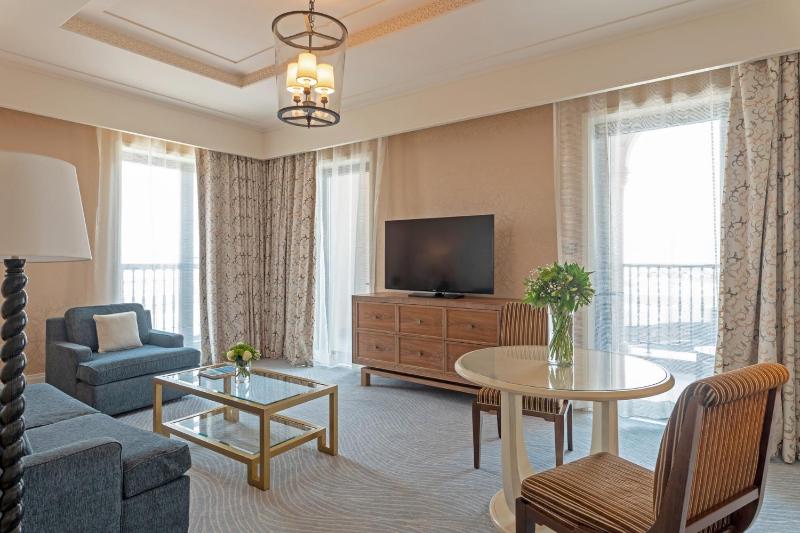 Four Seasons Junior Suite King Bed image 3