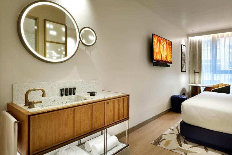 Classic King Room image 3