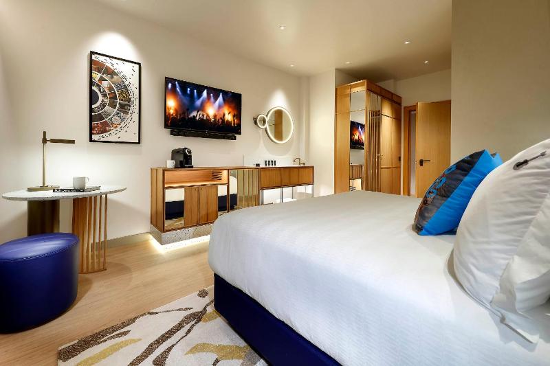 Deluxe Double Room with Garden View image 3