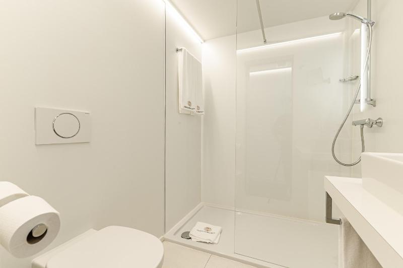 Comfort Twin Room with City View image 3