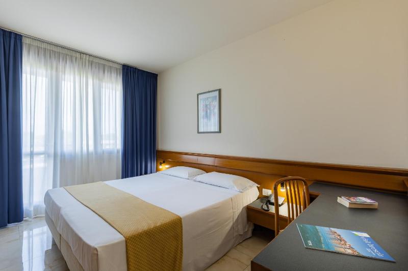 Standard Double or Twin Room image 3