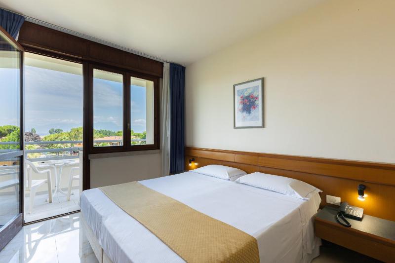 Standard Double or Twin Room image 1