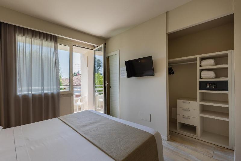 Junior Suite with Garden View image 4