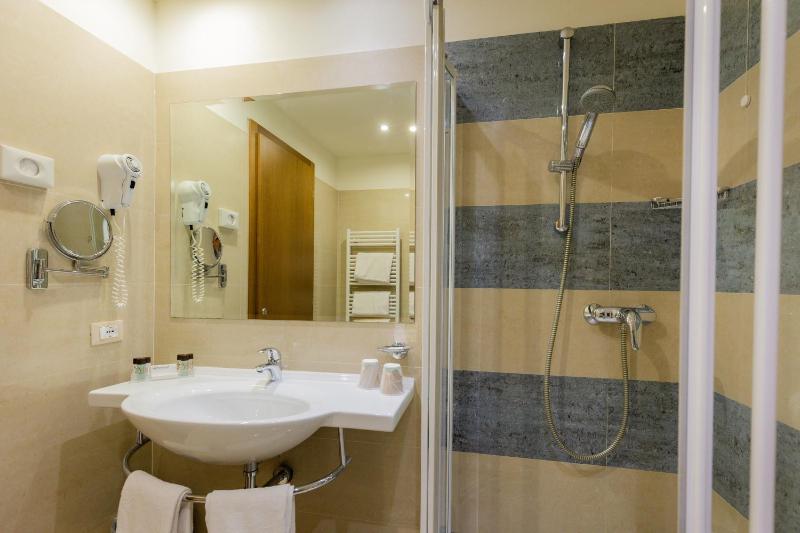 Classic Double or Twin Room image 4