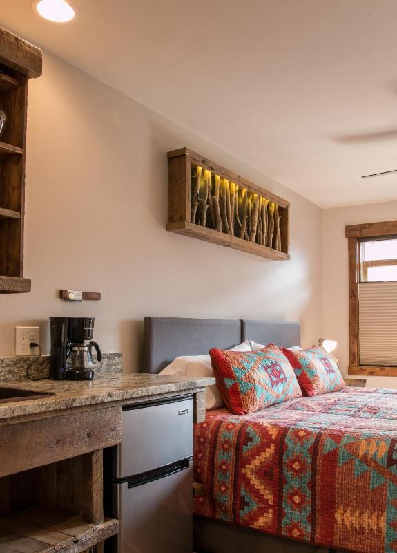 King Room with Mountain View image 2