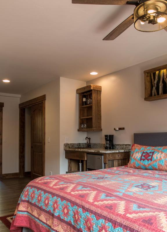 King Room with Mountain View image 4