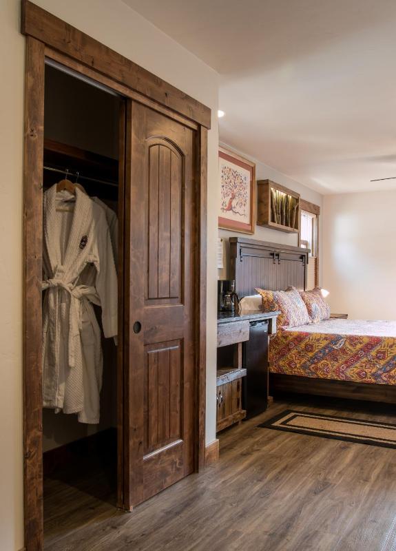 King Room with Mountain View image 1