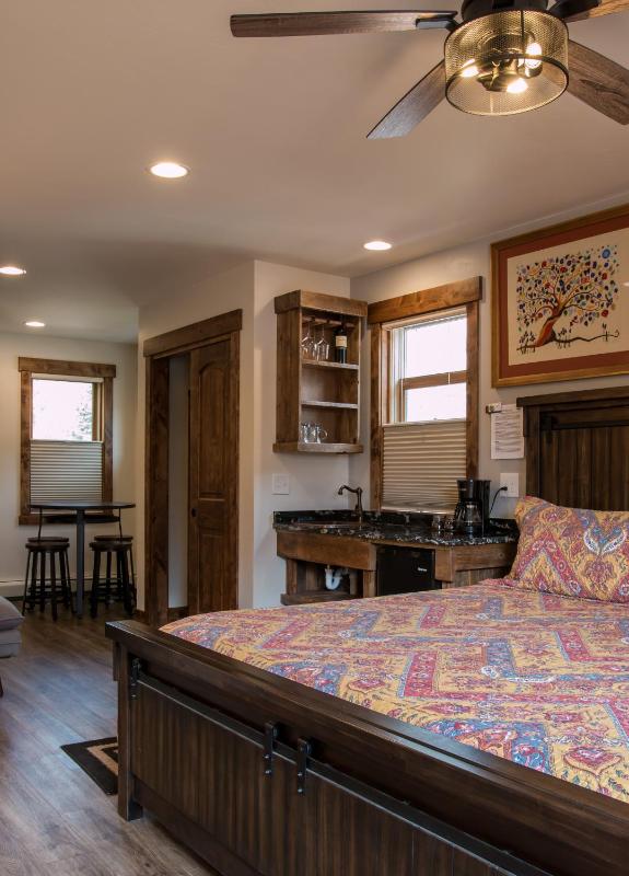 King Room with Mountain View image 3