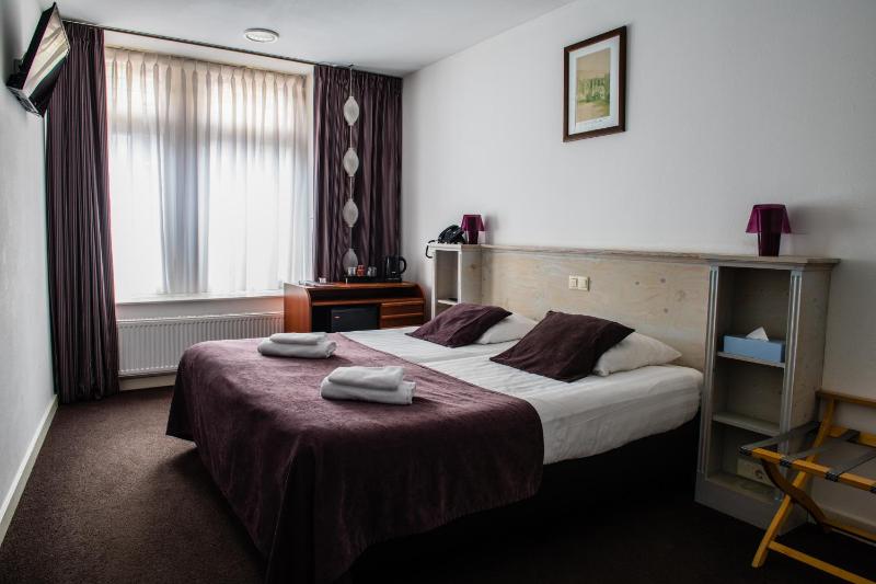 Large Double Room image 3