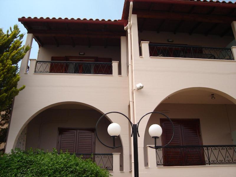 One-Bedroom Apartment with Balcony and Garden View image 2